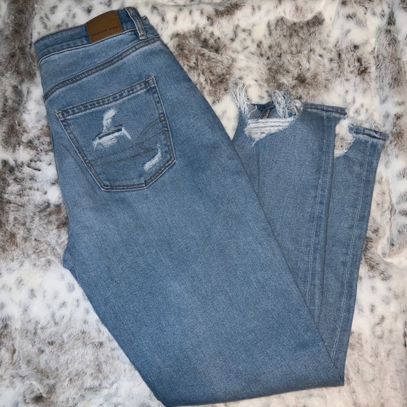 American Eagle Hi-Rise Mom Jeans - Picture 2 of 3